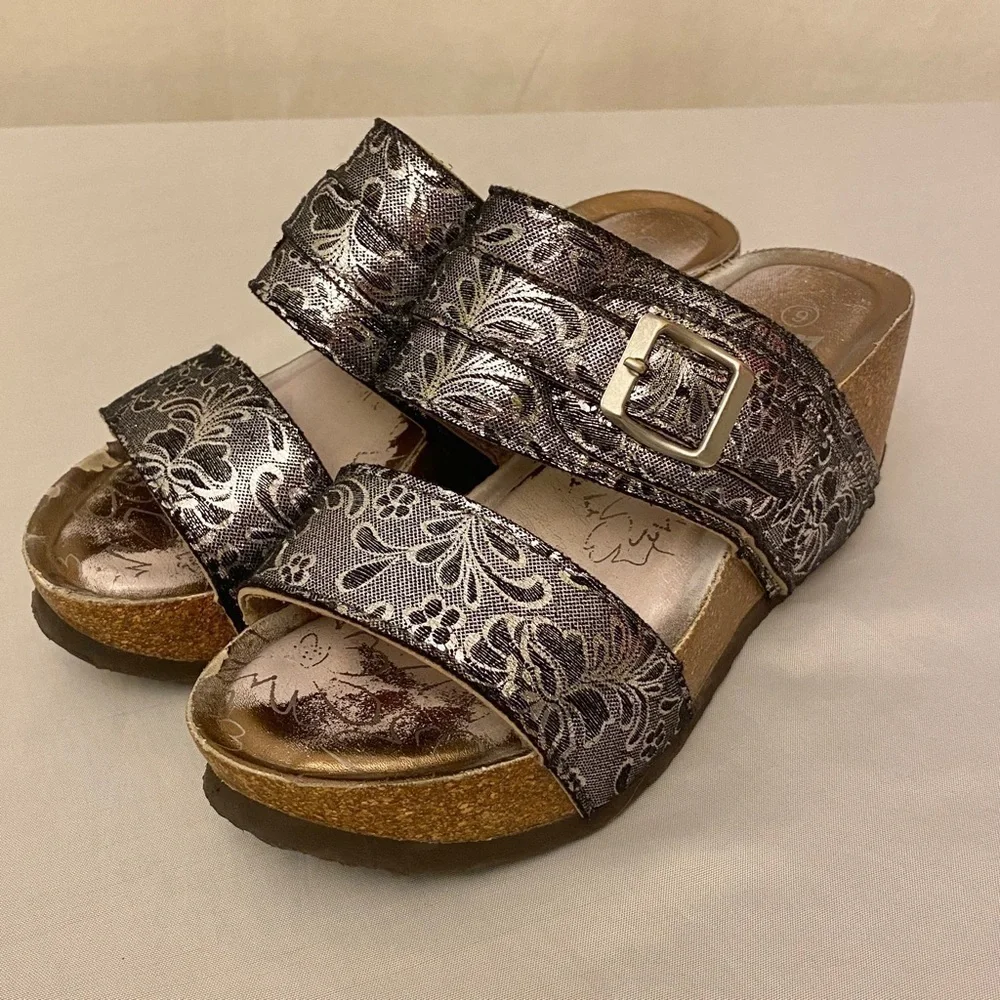 MUK LUKS Women's Emery Wedge Platform Cork Sandals Silver Tapestry Sz 6 Shoes